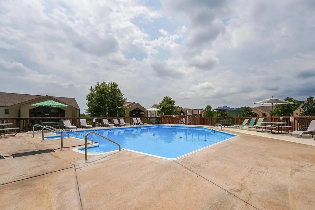 Modern Comfort: Updated Cozy Condo In Indian Point Branson Bagian luar foto